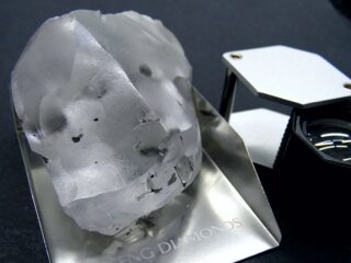 África: encuentran un diamante de 442 quilates que podría valer 18 millones de dólares