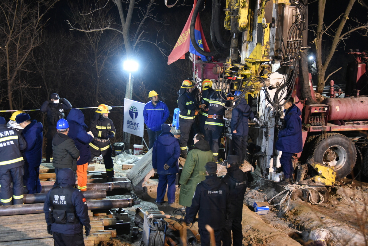 «No dejen de intentar rescatarnos»: la desesperada situación de 12 mineros atrapados en una mina de oro en China