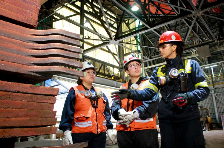 Mujer y minería: Codelco proyecta tener al año 2024 un 15% de dotación femenina