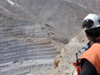 Minera del grupo Luksic logra evitar la huelga en su mayor yacimiento de cobre