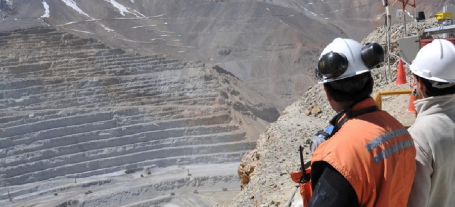 Minera del grupo Luksic logra evitar la huelga en su mayor yacimiento de cobre