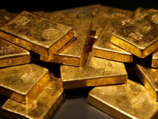 Oro se mantiene cerca de máximo 3 semanas, pesquisa Trump apaga interés por riesgo