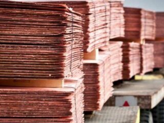 Cobre cierra la semana con fuerte alza y se acerca a máximos en casi una década