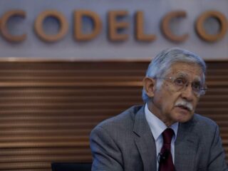 Codelco reduce a un cuarto sus excedentes por baja del precio del cobre