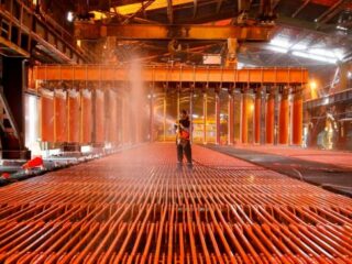 Renovado rally del cobre y dólar se mantiene bajo presión: ¿Qué pasará con sus valores según analistas?