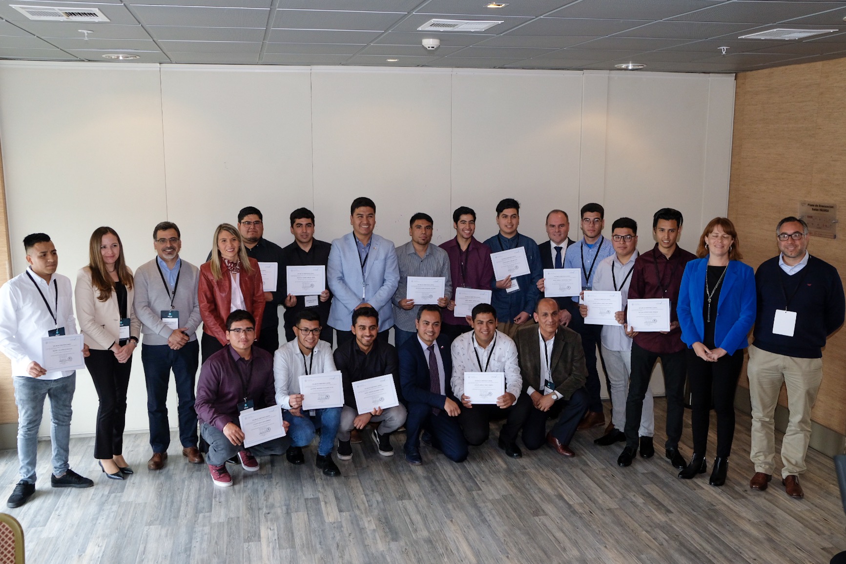 Red ELEVA, Finning y Minera Antucoya certifican competencias laborales de 16 jóvenes en minería