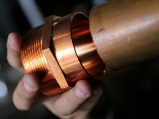 Cobre repunta mientras inversores esperan avance diálogo comercial