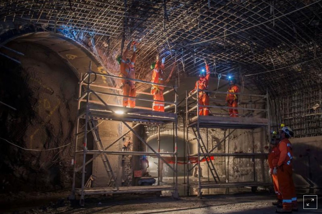 Cobre cae presionado por incertidumbre, pero sumaría alza semanal