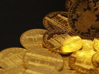 Oro sube 1% porque débiles datos en EEUU generan preocupaciones por crecimiento