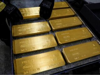 Oro se estabiliza tras fuerte caída; firmeza del dólar limita al mercado
