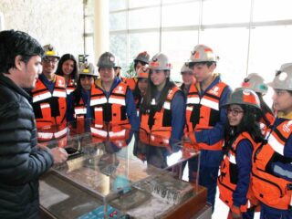 División Andina muestra su trabajo y aporte al país a estudiantes de la escuela Ignacio Carrera Pinto
