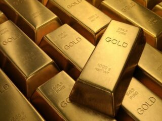 Oro cae presionado por fortaleza del dólar de cara a negociaciones EEUU-China