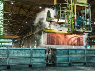 El precio del cobre cae en el balance de la semana pese al inédito registro del lunes ¿Qué pasó?
