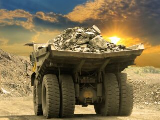 Estudio de EY prevé que tasa impositiva de la minería podría superar el 70% con nuevo proyecto de royalty aprobado en la Cámara