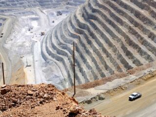 Minera que opera en Chile anuncia que pone en el congelador inversión de US$ 500 millones ante incertidumbre. Ahora mira proyectos en Argentina