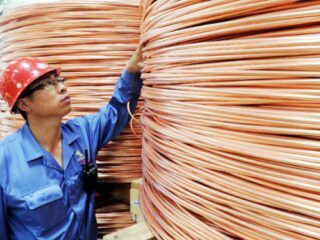 Cobre tiene un mal día ante la inflación y China, pero Cochilco sube su proyección de precio para este año