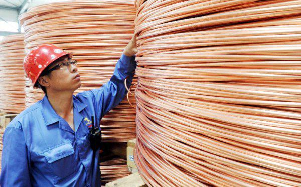 Las decepcionantes cifras económicas de China arrastran al cobre a su nivel más bajo del año