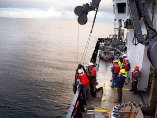 Reanudan minería de aguas profundas tras rescatar a robot