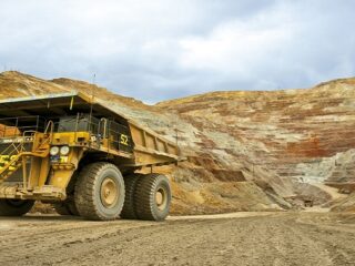 En pleno debate por royalty: Cómo se comparan las industrias mineras de Chile y Perú