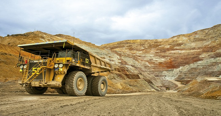 En pleno debate por royalty: Cómo se comparan las industrias mineras de Chile y Perú