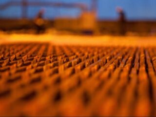 El cobre recibe más presión desde China y opera con una fuerte caída