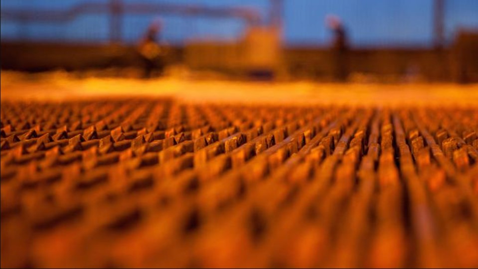 El cobre recibe más presión desde China y opera con una fuerte caída
