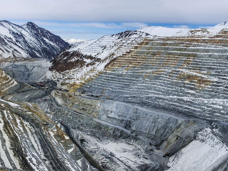 Minera de los Luksic reporta leve baja en producción y advierte sobre menor disponibilidad de agua en Los Pelambres