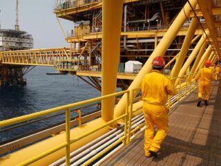 Crece el rumor de que BHP abandonaría el petróleo mientras sube presión para reducir su huella de carbono