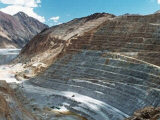 Minera del grupo Luksic anuncia posible reducción en su producción de cobre para 2021 ante intensa sequía