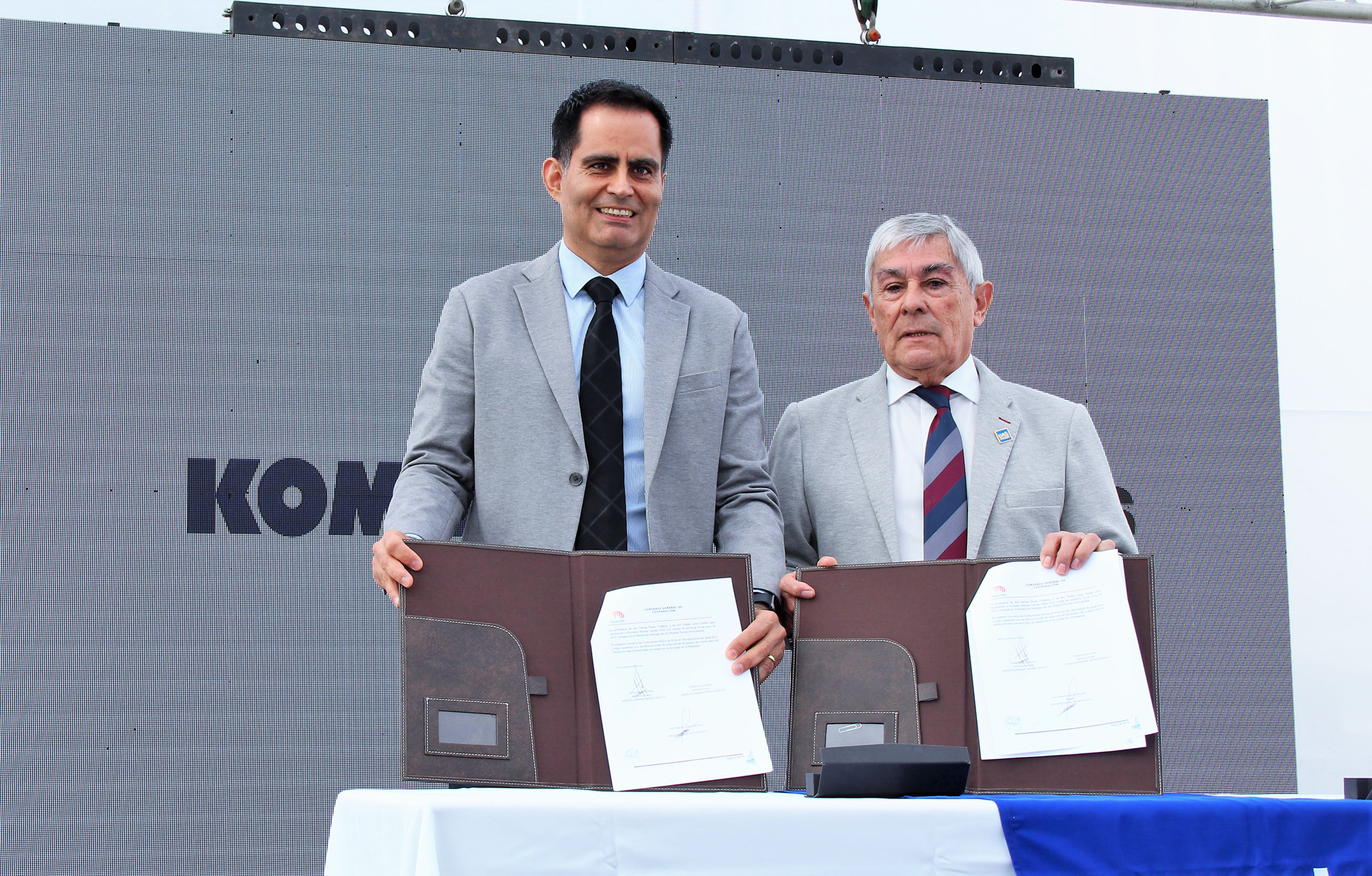 Komatsu y ATAMOSTEC firmaron alianza para desarrollar proyectos tecnológicos solares