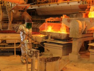 Cobre vuelve a desplomarse y cotiza en niveles no vistos desde 2020: Cae de los US$3,5 la libra