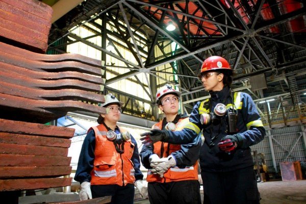 Sonami destaca que empleo femenino en el sector minero aumentó en un 84% en los últimos 12 meses