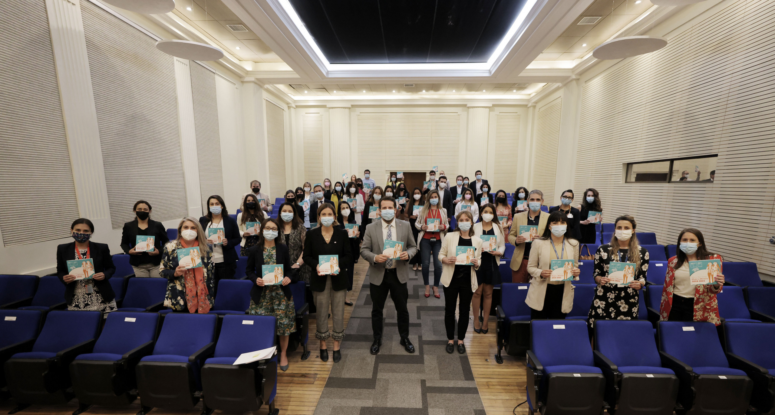 Mesa Nacional Mujer y Minería finaliza su trabajo y destaca incremento de participación femenina en la industria