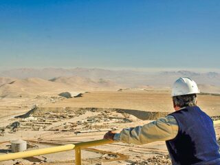 Minera de Luksic acuerda tarifas para 2022 con algunas fundiciones chinas