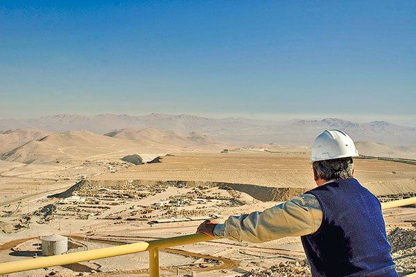 Minera de Luksic acuerda tarifas para 2022 con algunas fundiciones chinas