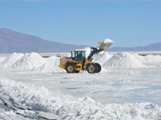 Gobierno toma la iniciativa y adjudica polémica licitación del litio a dos empresas y deja fuera a SQM y Albemarle