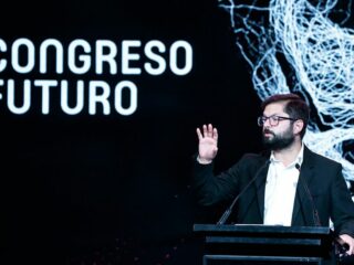 “No quiero enredarme en peleas con el ministro Jobet”: Boric quiere dejar atrás polémica por el litio, pero refuerza postura de crear una empresa nacional