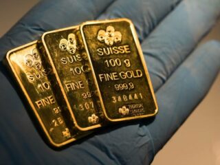 Oro sube con aumento de preocupaciones de que sanciones impacten crecimiento global