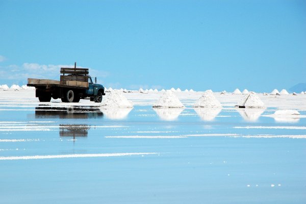 Bolivia anuncia más de US$1.000 millones de inversión en industria del litio