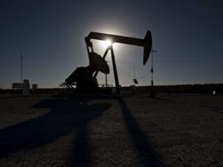 Escalada en Ucrania y en sanciones a Rusia llevan al petróleo Brent a US$ 103 y el oro también sube