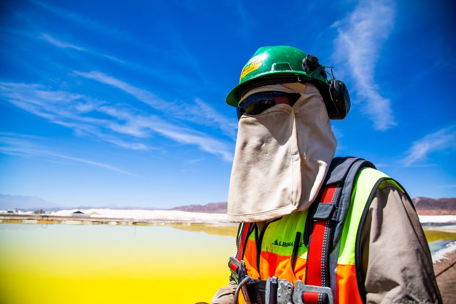 SMA formula cargos a Albemarle por superar limites de extracción de salmuera en el Salar de Atacama