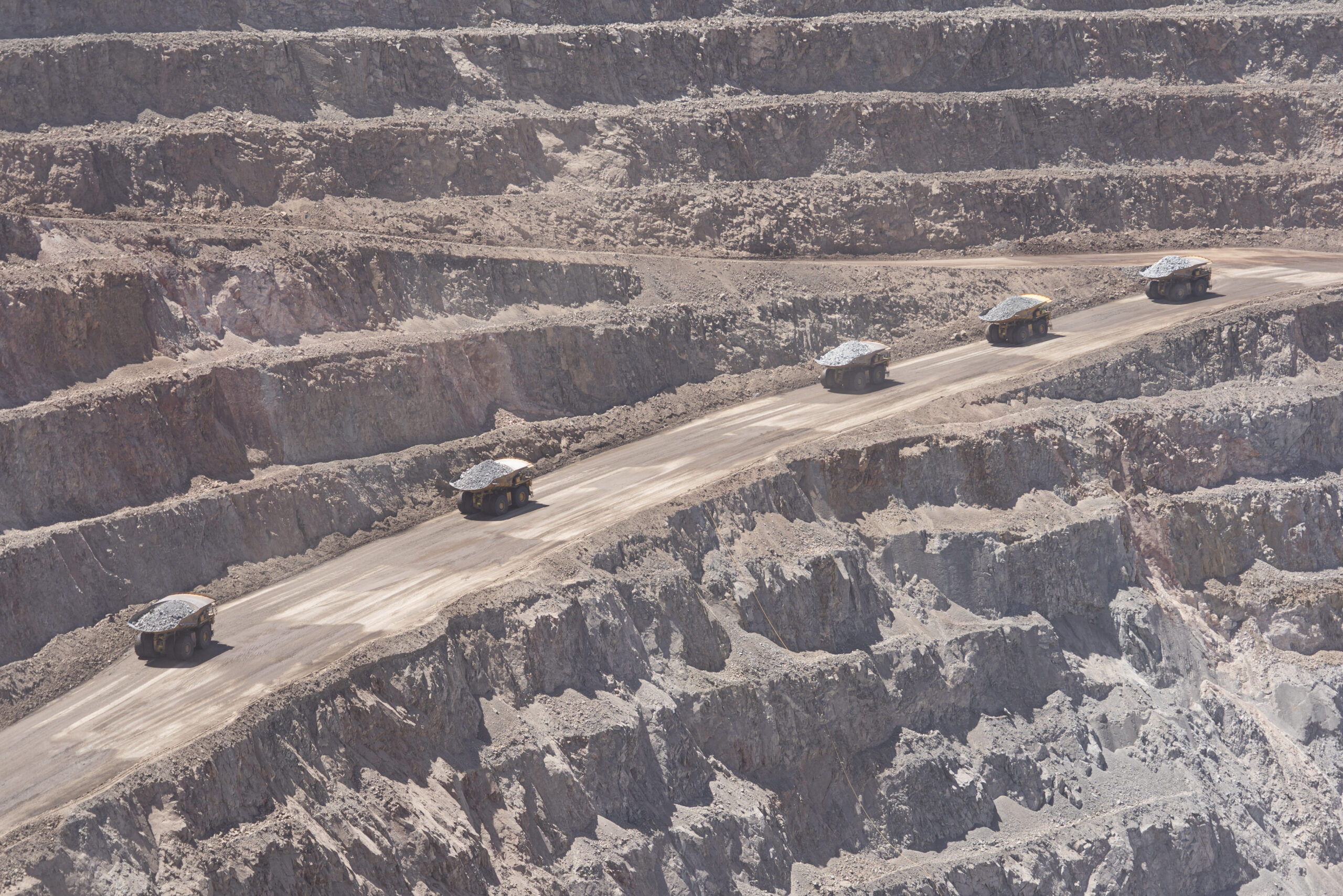 Sierra Gorda SCM y Komatsu firman nuevo acuerdo para la mantención de camiones mineros de última generación