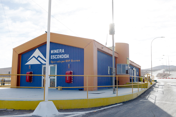 Superintendencia de Medio Ambiente multa a Minera Escondida por daño ambiental irreparable