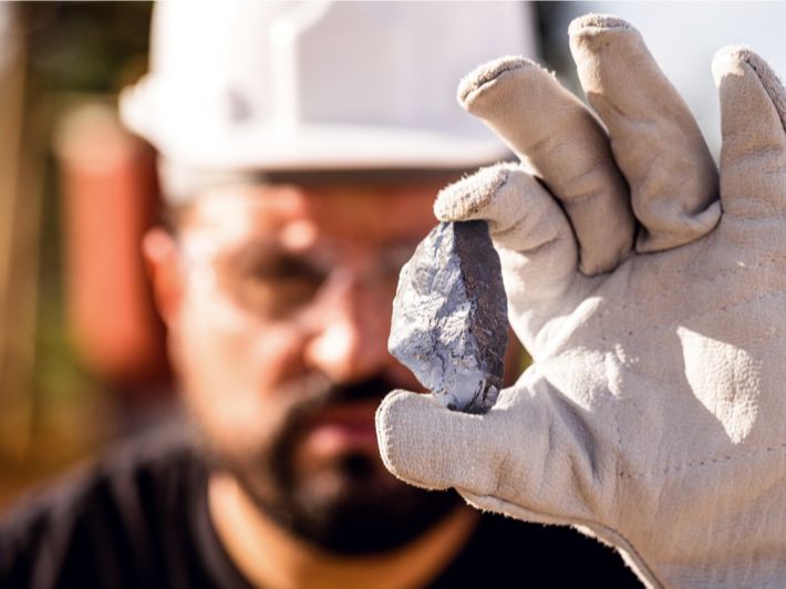 Metales críticos: el nuevo petróleo que podría dejar a Occidente sin móviles, coches eléctricos ni renovables