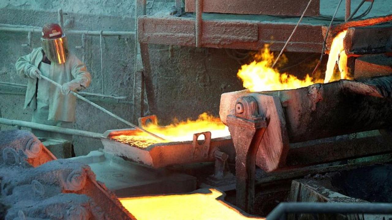 Cobre vuelve a caer mientras China lucha por levantar economía golpeada por el COVID