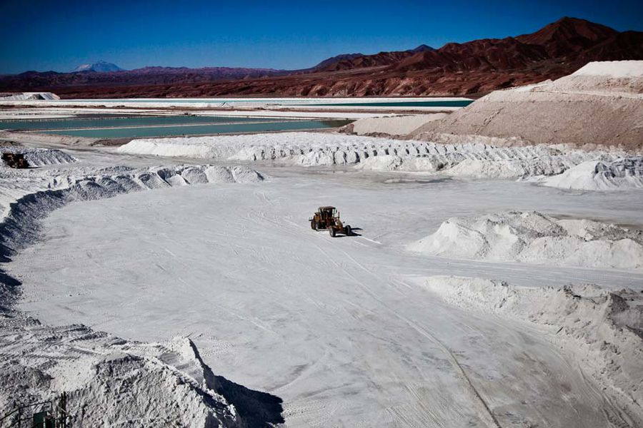 Mineros y fabricantes de baterías chinos se unen para asegurar litio ante fuerte incremento en los precios