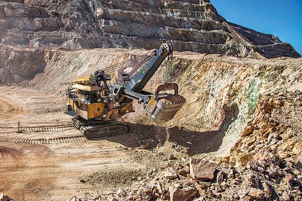 Producción industrial vuelve a caer en abril arrastrada por fuerte descenso en la minería