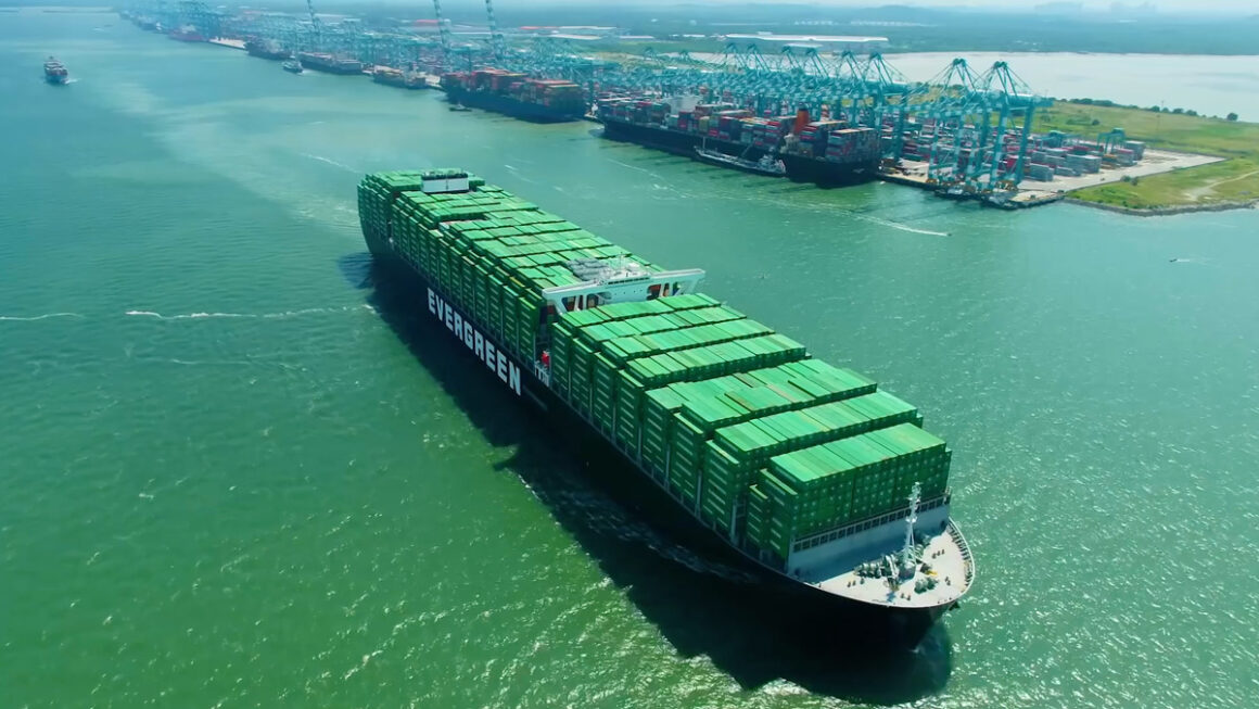 El buque porta contenedores más grande del mundo se ha entregado en Shanghai
