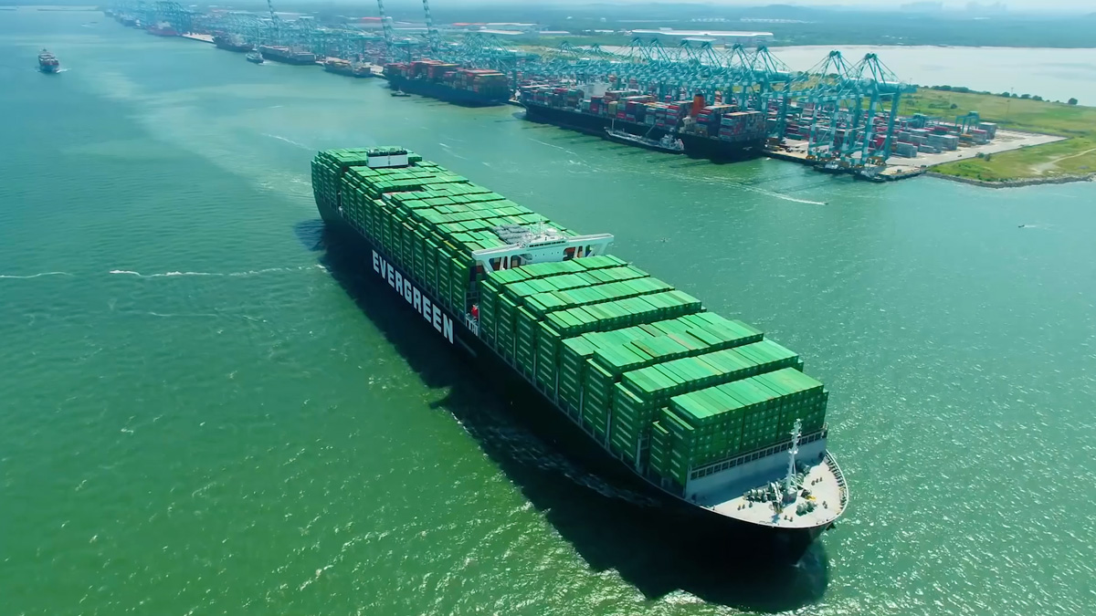 400 Metros de largo, el buque porta contenedores más grande del mundo ha sido entregado en Shanghai