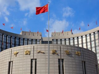 El precio del mineral de hierro cae antes del anuncio de la tasa del banco central de China